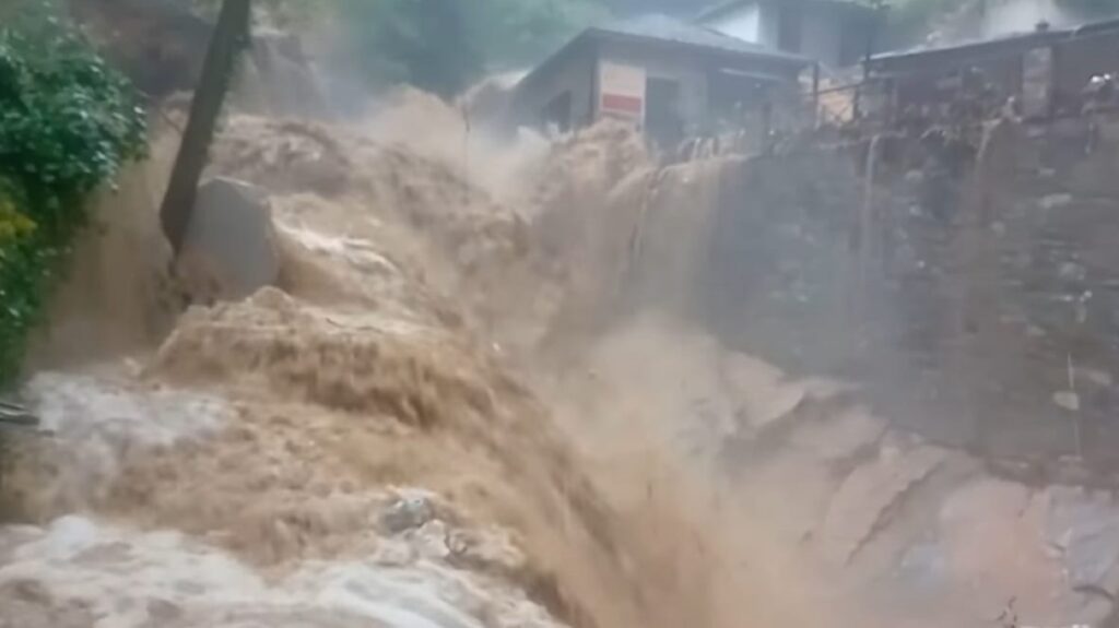 Inundații în Grecia: Râurile s-au umflat și au intrat în hoteluri, iar nivelul apei crește periculos