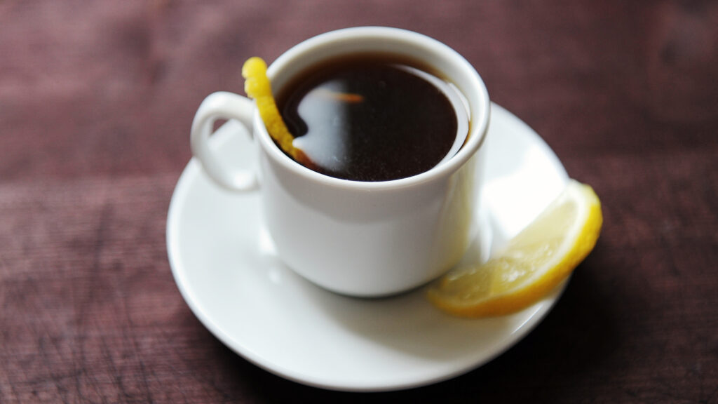 Cafeaua cu lămâie ajută la pierderea în greutate? Adevărul din spatele acestei tendințe
