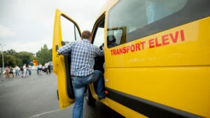 transport elevi microbuz scolar