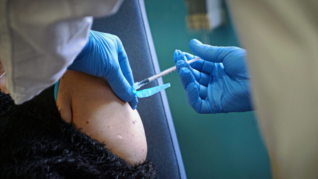 Pfizer anunță un nou vaccin. Cine poate beneficia de el