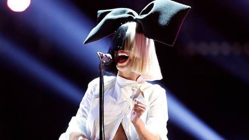 Sia, interpreta melodiei ”Chandelier”, și-a arătat fața! Și-a ascuns chipul întreaga carieră