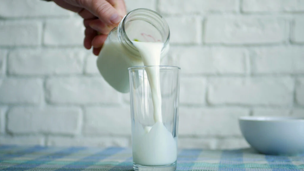 Cei care consumă lapte regulat trebuie să știe! Ce s-a descoperit abia acum