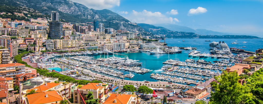 Lux şi opulenţă la Monaco! Şampania şi caviarul vin cu drona pe superiaht (VIDEO)