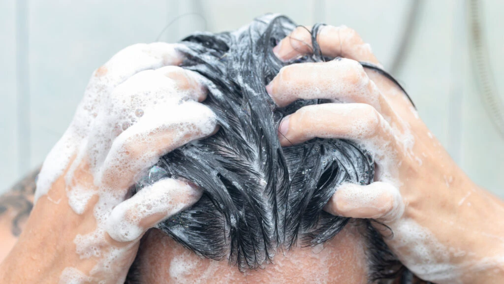 Cât de des ar trebui să ne spălăm părul? De ce depinde frecvența spălării