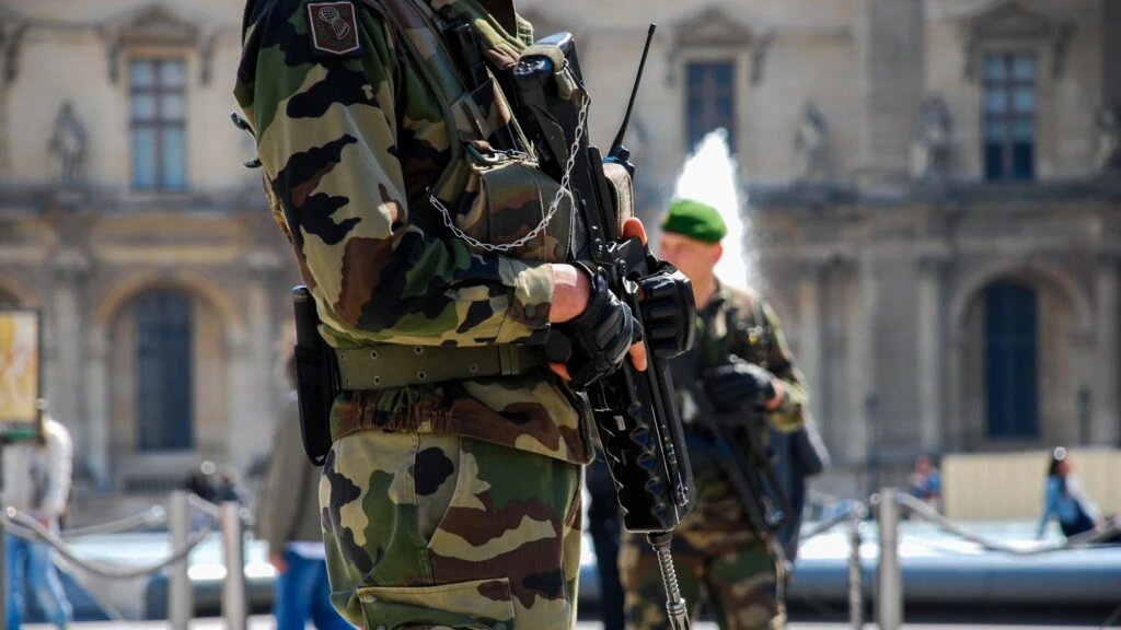 Franța scoate Armata pe străzi! Decizia luată în această seară de Macron