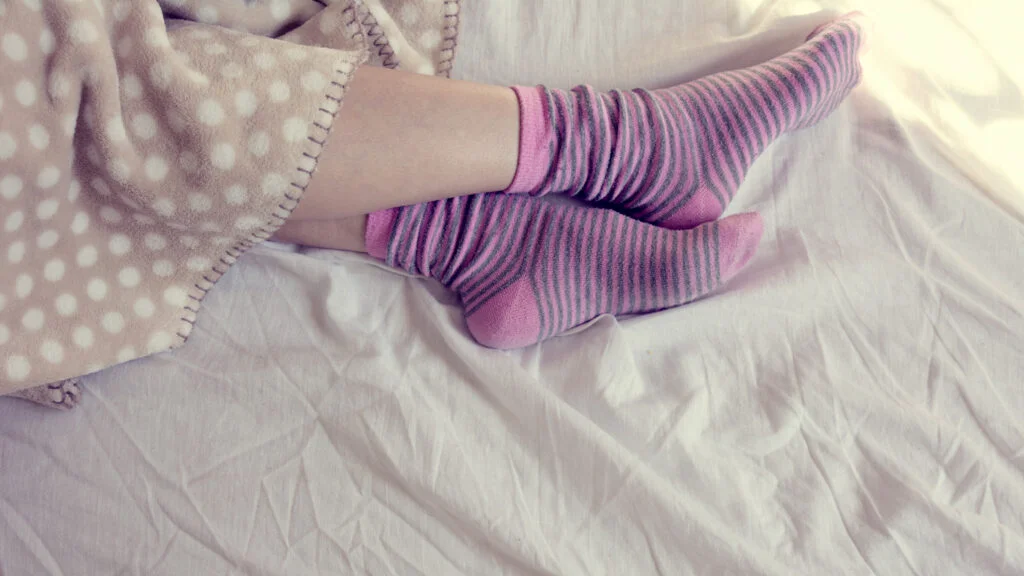 Cinci motive pentru care nu ar trebui să mai dormi cu șosete. Acest obicei te poate îmbolnăvi grav