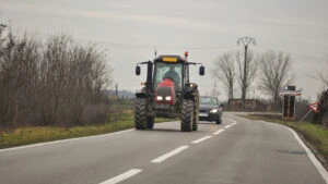 tractor pe sosea