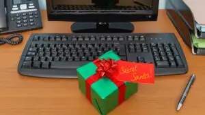 Secret Santa în România. Care este istoria tradiţiei adoptate de zeci de mii de angajaţi