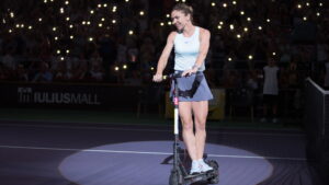 Simona Halep pe o trotineta electrica