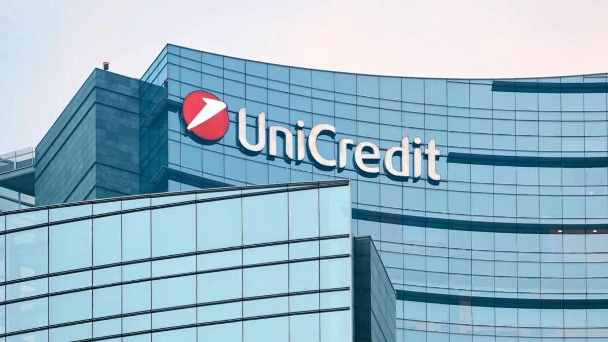 După fuziunea din România, Grecia anunță că vinde către UniCredit 9% din acțiunile deținute la Alpha Bank