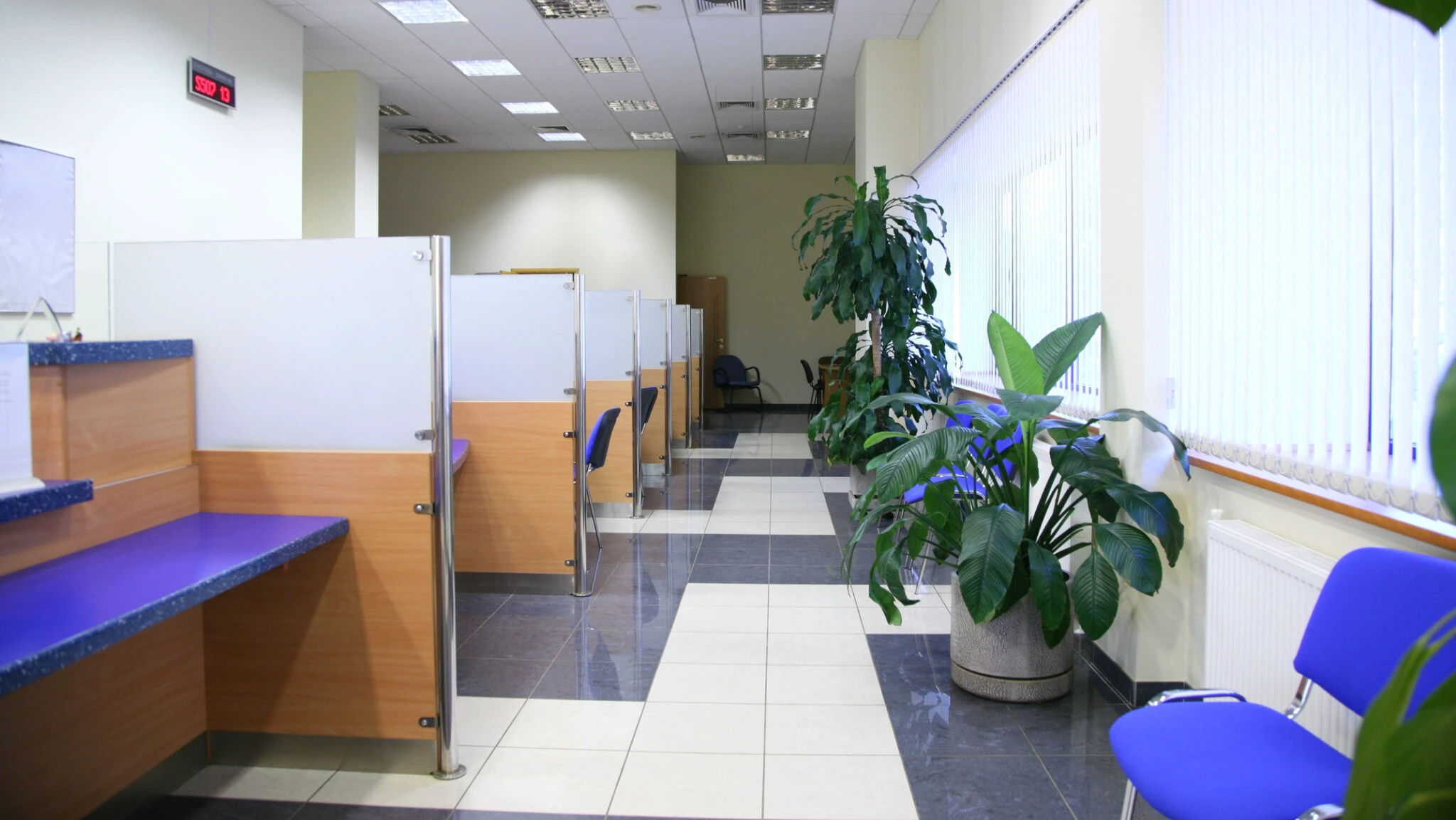 Цифровой исход: почему банки в России массово закрывают офисы