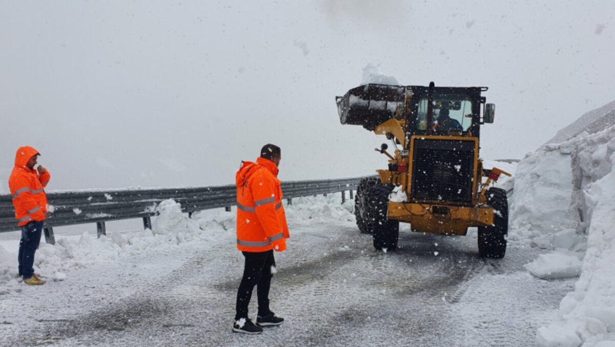 Zăpadă pe Transalpina! Se circulă în condiții de iarnă. Au intervenit utilajele de deszăpezire
