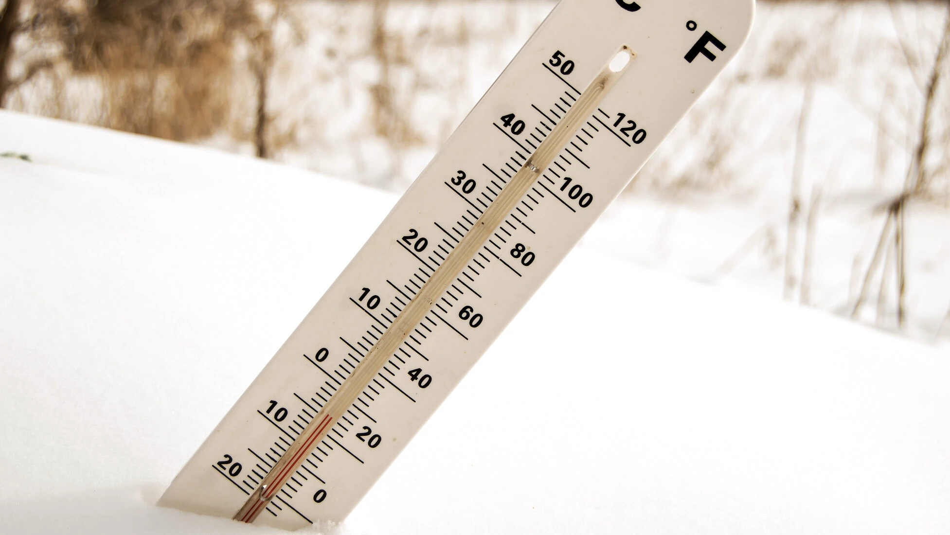 Термометр. Термометр уличный зима. Градусник в снегу. Градусник зимой. Температура в сугробе снега