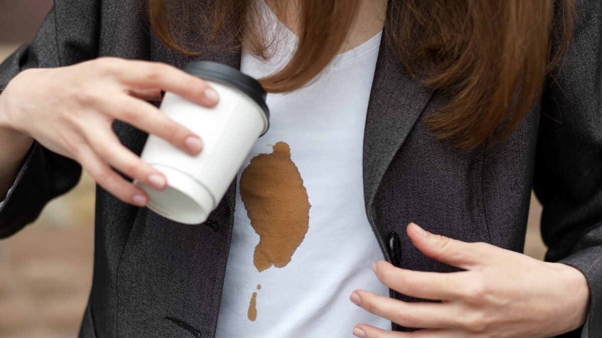 Cum să îndepărtezi petele de cafea de pe îmbrăcăminte. Nu vei da greș
