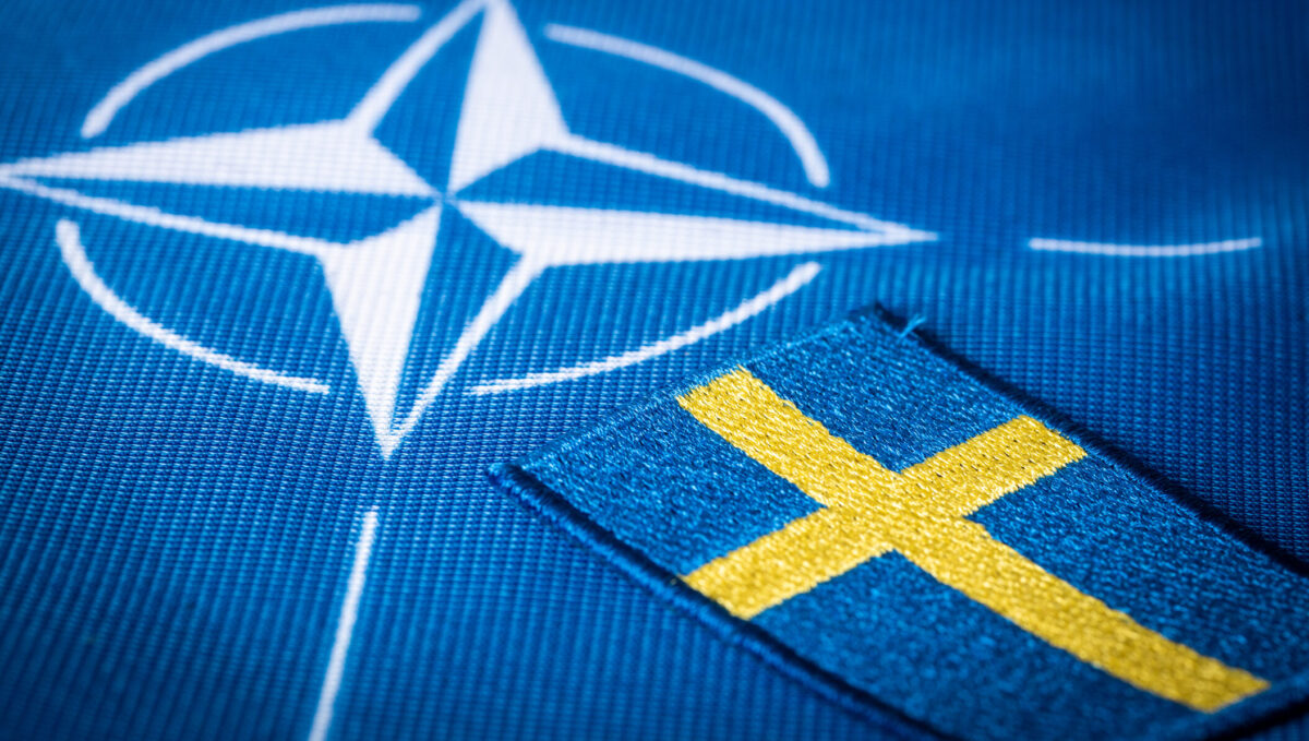 Se arborează steagul Suediei la sediul NATO. S-a parafat intrarea scandinavilor în tratatul militar