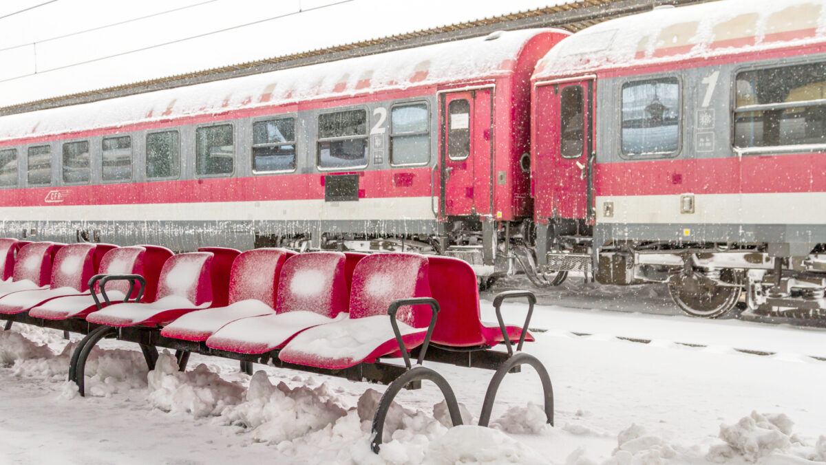 Zăpada oprește trenurile. Avarii pe calea ferată din cauza condițiilor meteo