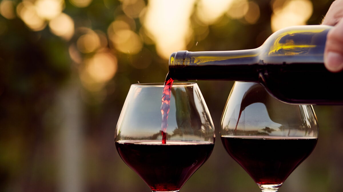 Consumul de vin roşu, efecte nebănuite. Medicul Vlad Ciurea: Creierului îi place
