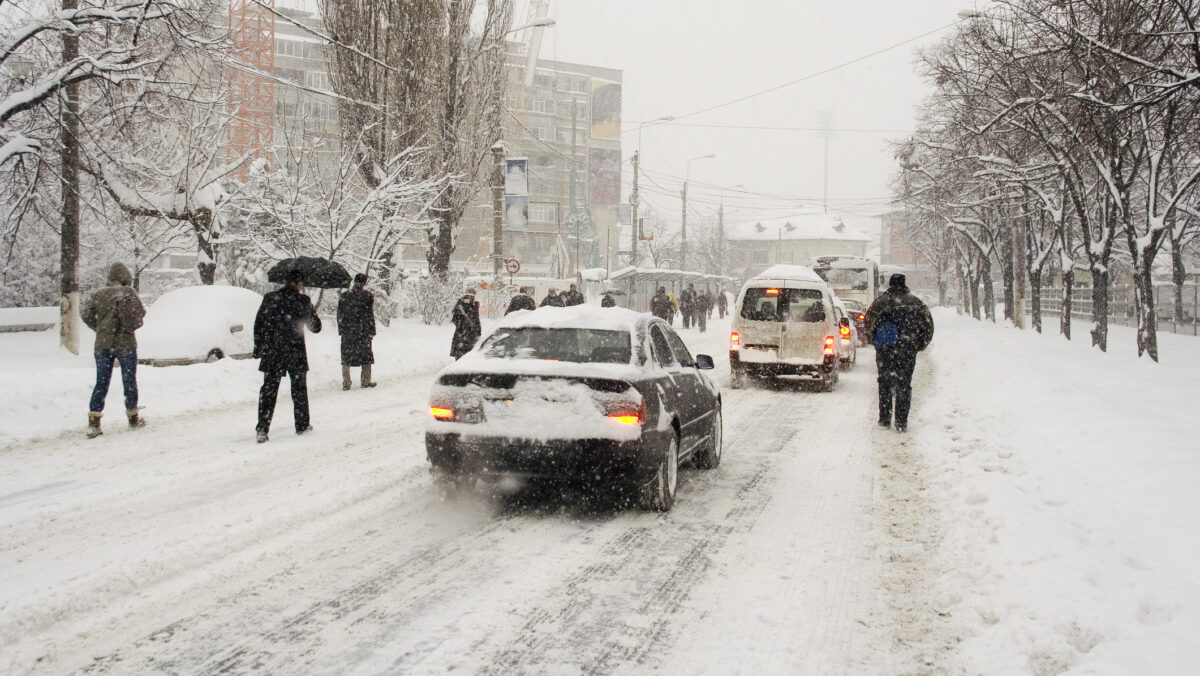 Urgia albă a lovit România! Cod roșu de viscol. 20 de drumuri naționale sunt închise