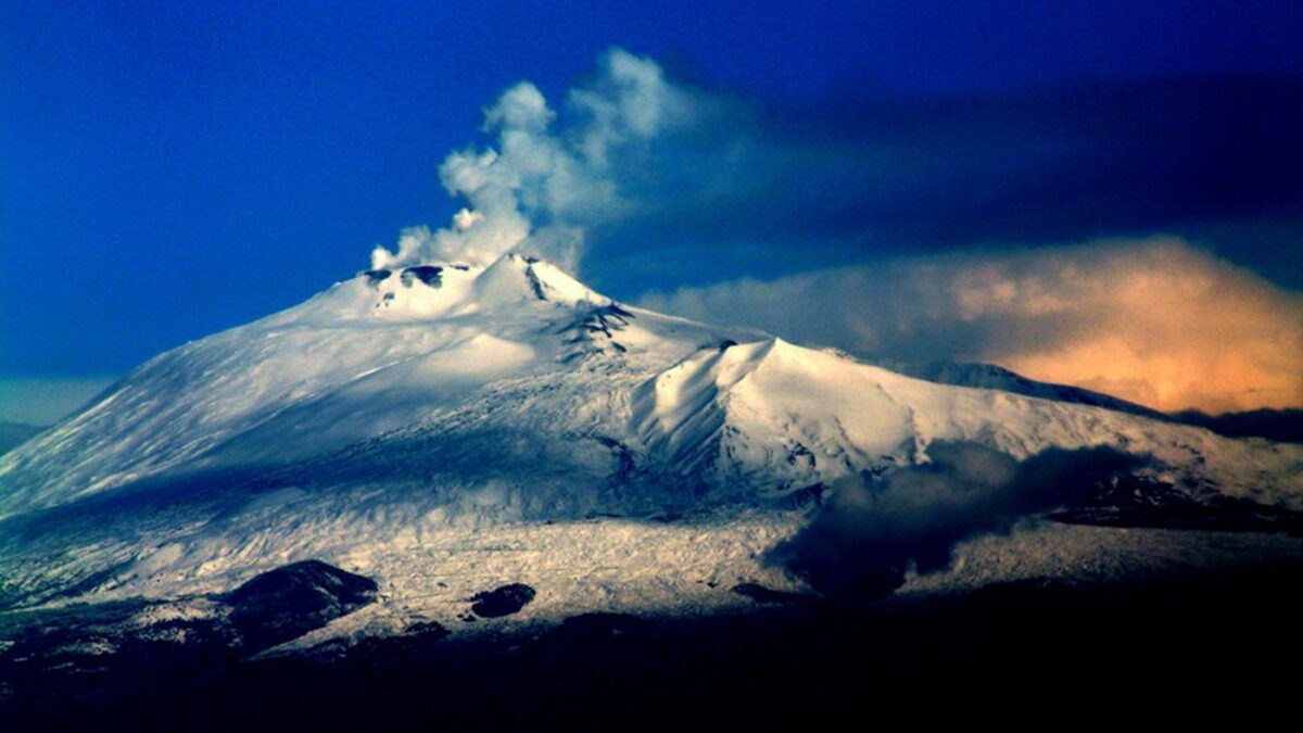 A erupt vulcanul Etna. Imagini spectaculoase de pe insula Sicilia (VIDEO)