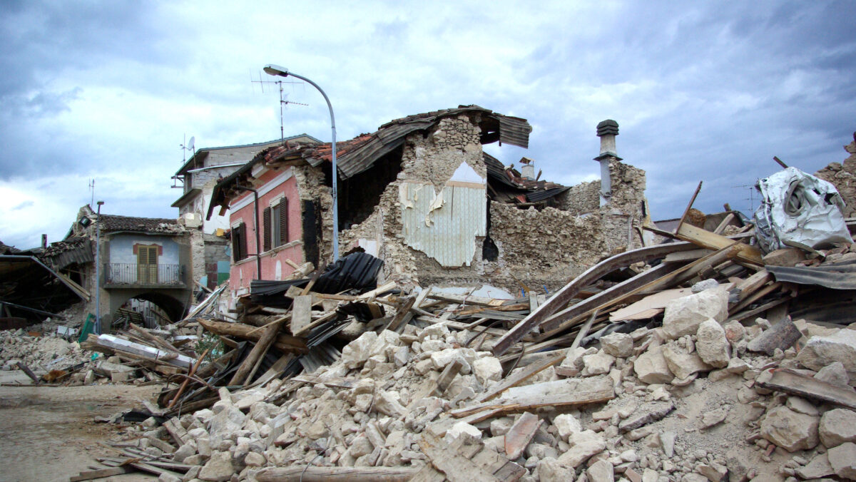 Cutremur puternic de 5,9 grade! Peste 130 de morţi. Oamenii fără case stau în ger