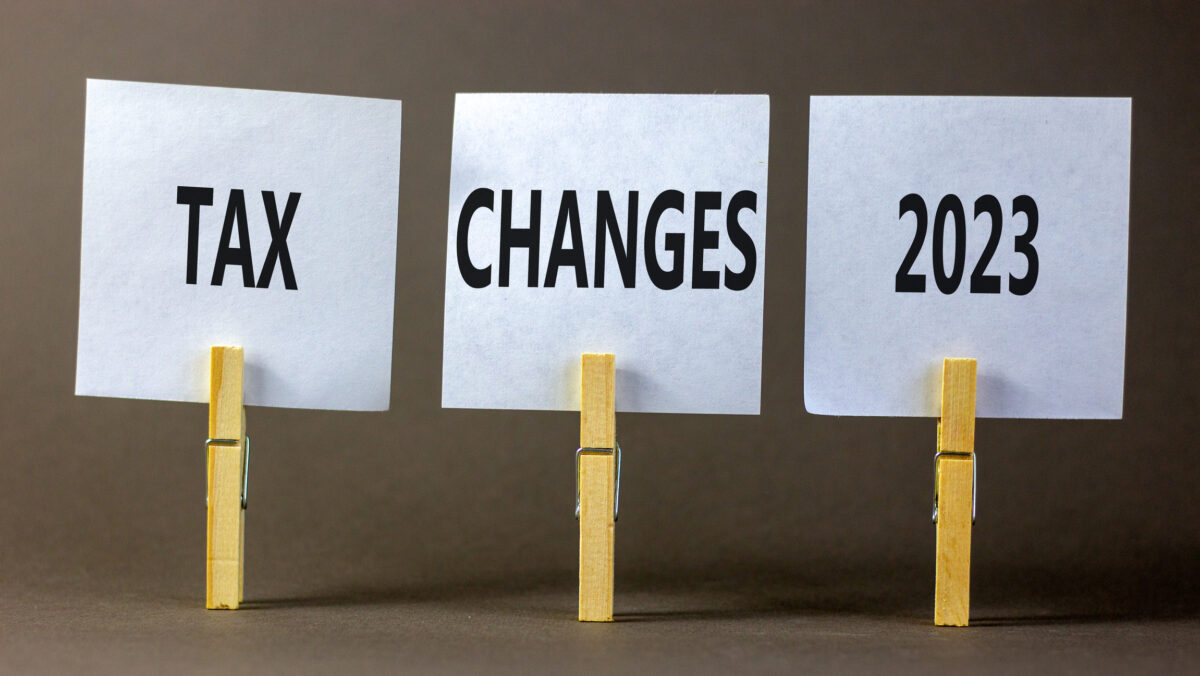 Retrospectiva modificărilor fiscale în 2023: Cu o mână s-a dat, cu alta s-a luat