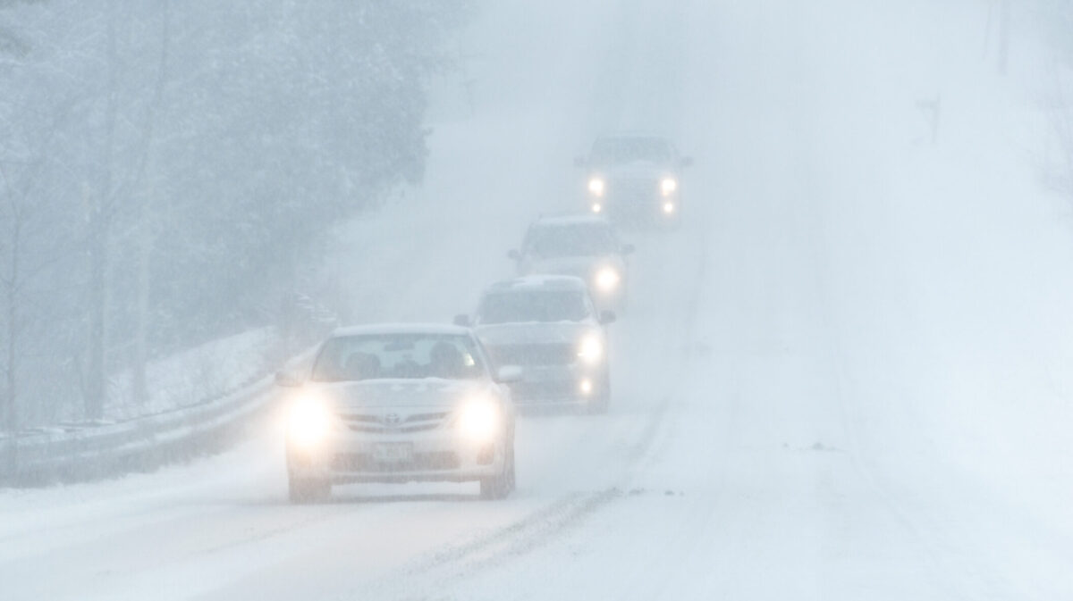 Val de ninsori în România! Ninge viscolit. Centrul Infotrafic, mesaj pentru șoferi