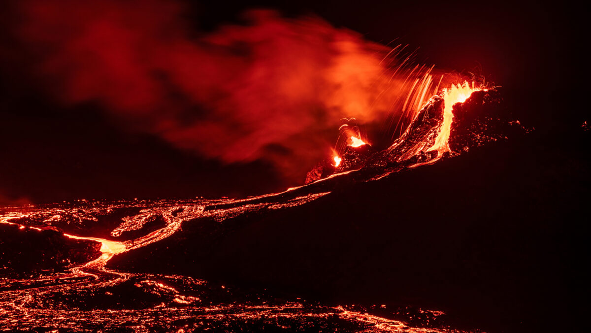 Erupţie vulcanică spectaculoasă în Islanda. Un oraş a fost deja lovit de lavă (VIDEO)