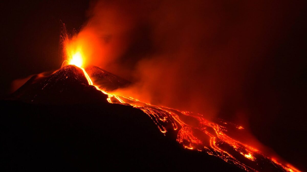 Vulcanul Etna a erupt din nou! Spectacol grandios oferit de natură (VIDEO)