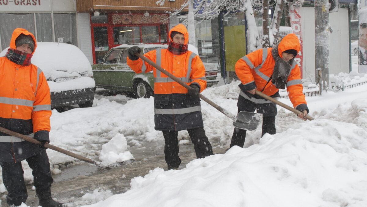 Zăpada paralizează România! Meteorologii anunță ger, ninsori și viscol