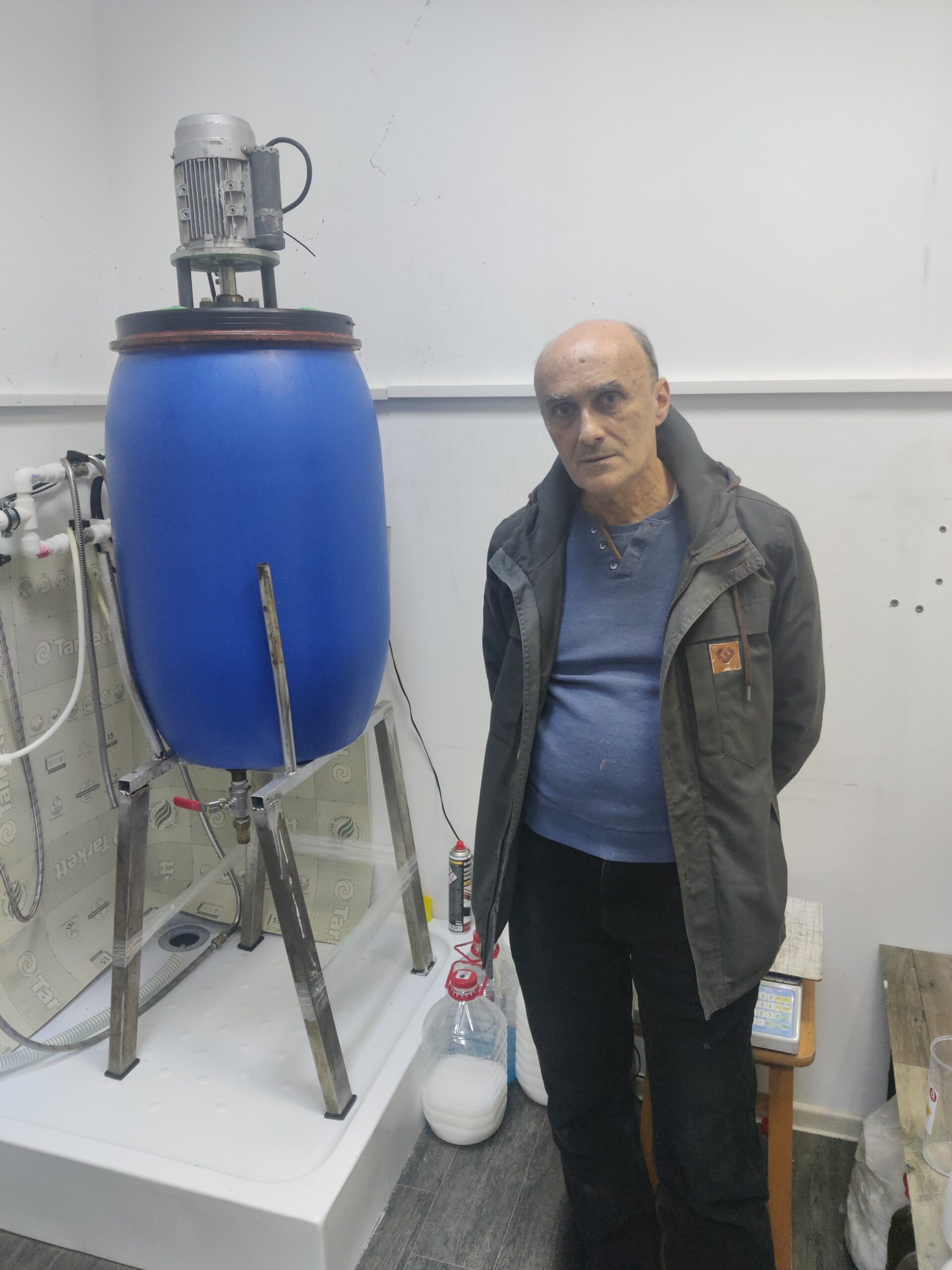 Eduard Năvală produce detergenții într-un vas de 100 de litri dotar cu elicoidă