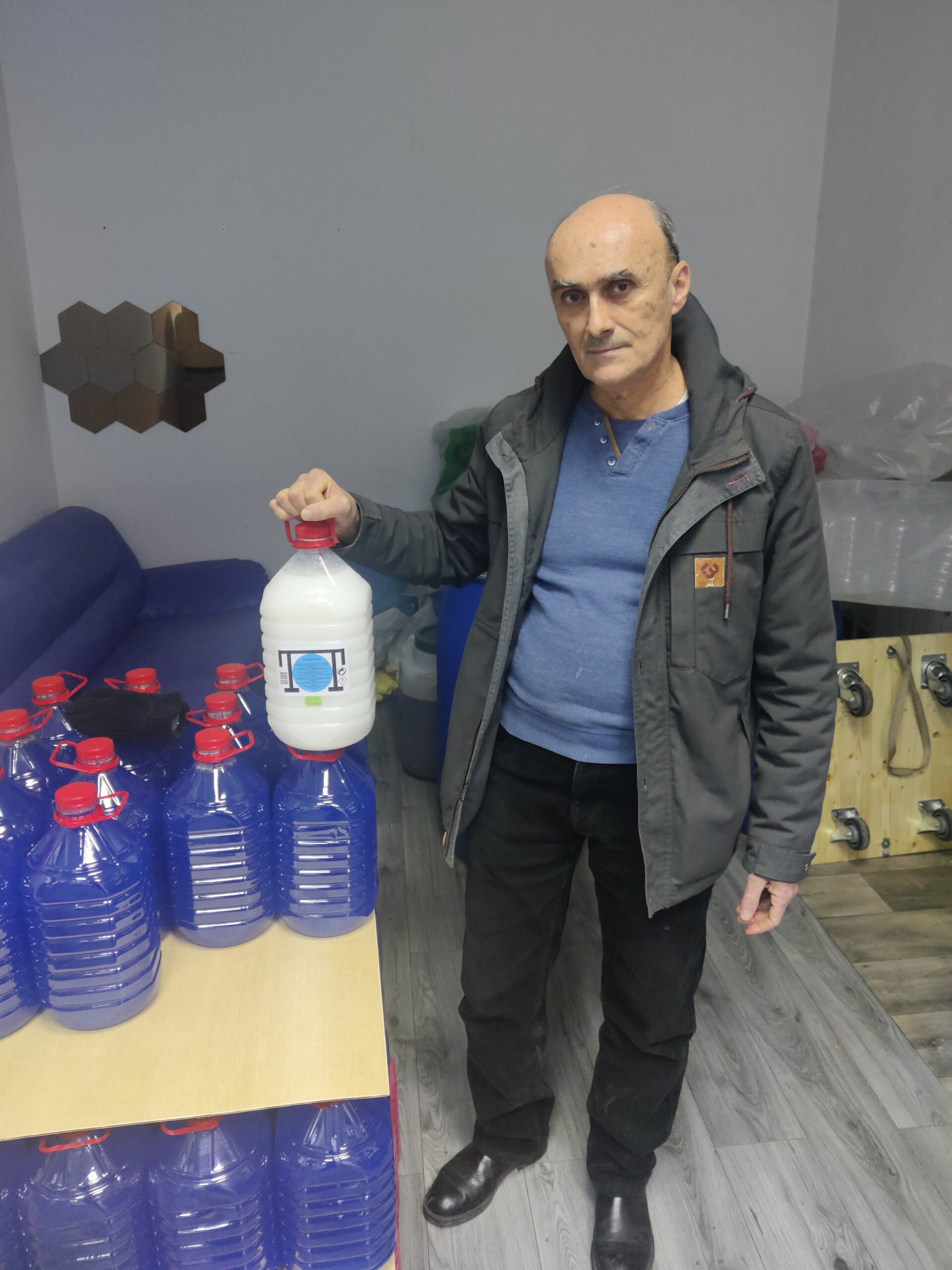 Eduard Năvală vinde între cinci și șase tone de detergent în fiecare lună