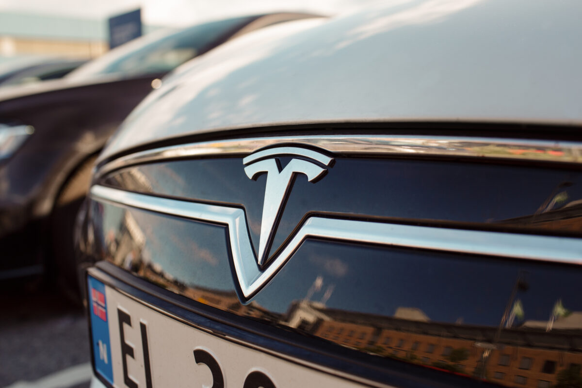 Tesla dă peste cap programul lui Joe Biden de electrificare a autostrăzilor