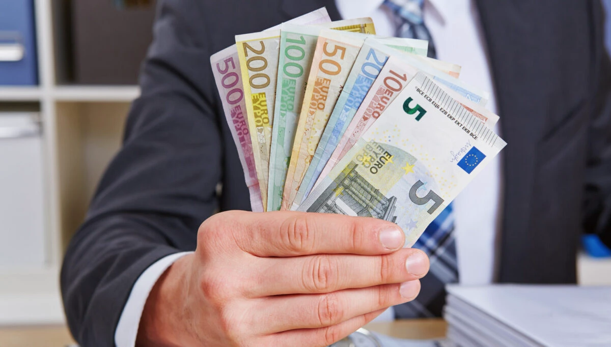 Se schimbă banii! Trecerea la euro, oficială: Va provoca o mare catastrofă