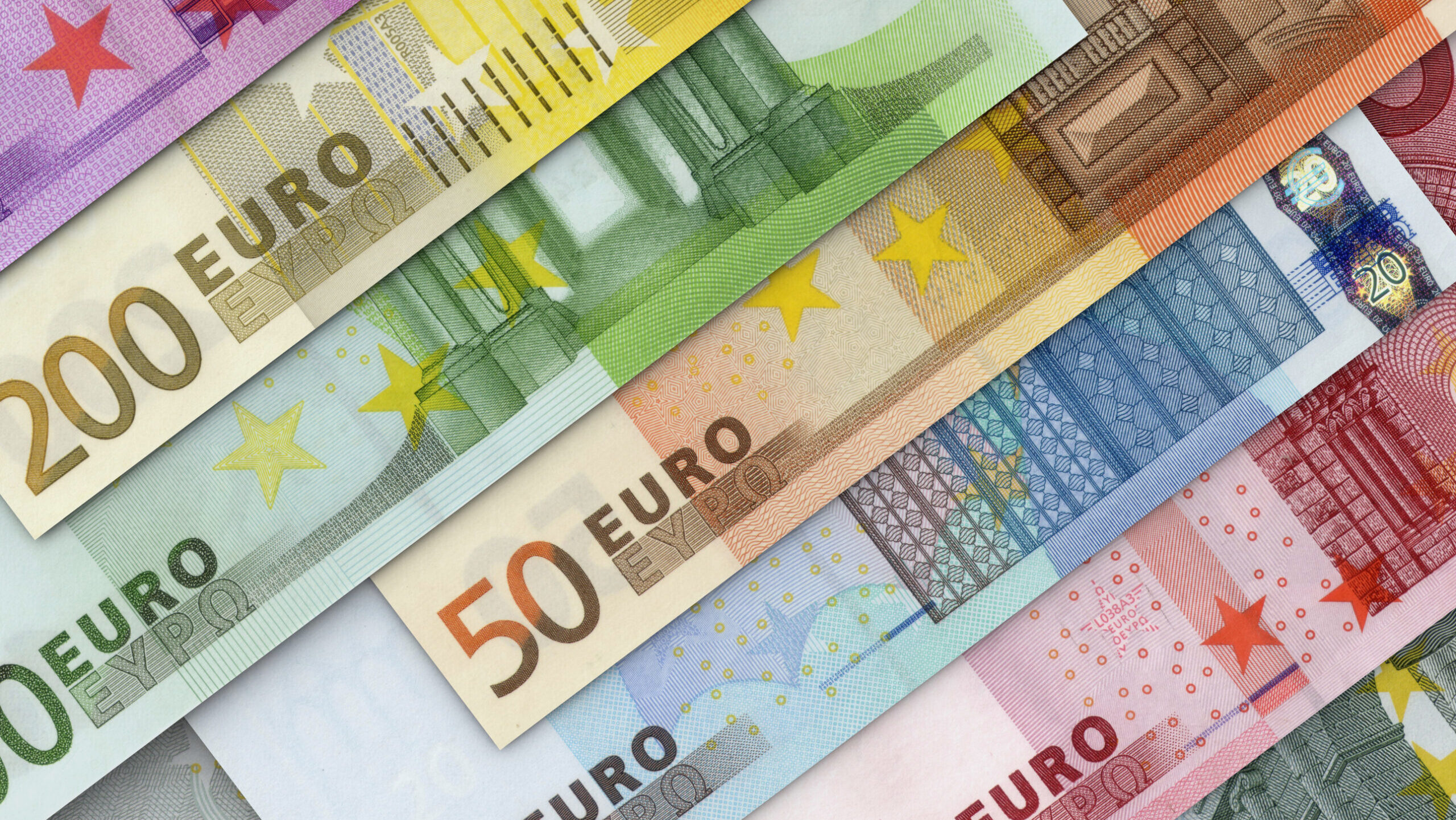 Доллар евро европа. Деньги евро. Евро валюта. Купюры евро. Изображение евро купюр.