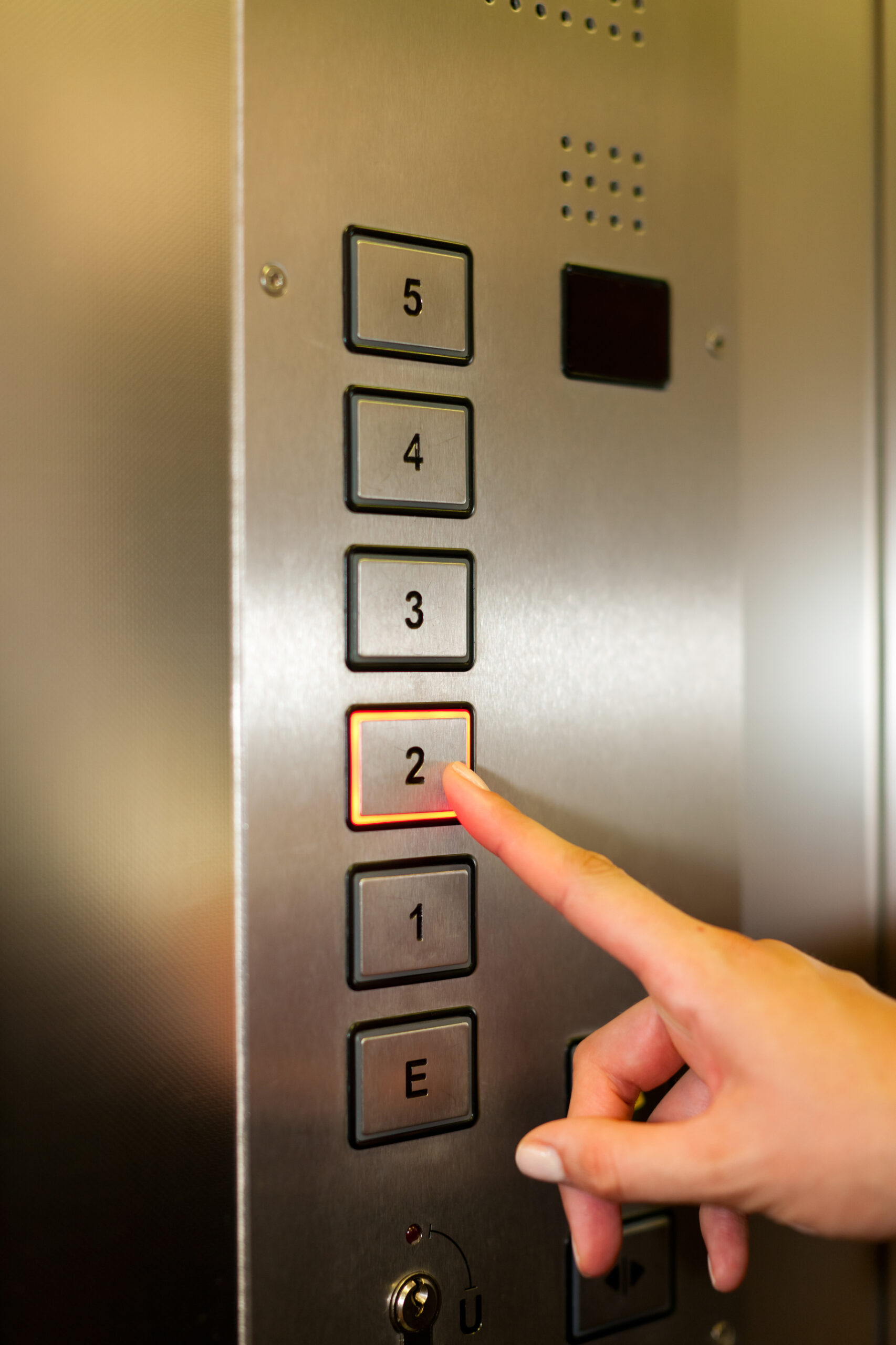 Включи лифт 3. Кнопки лифта. Кнопки этажей в лифте. Панель вызова лифта. Кнопка диспетчера в лифте.