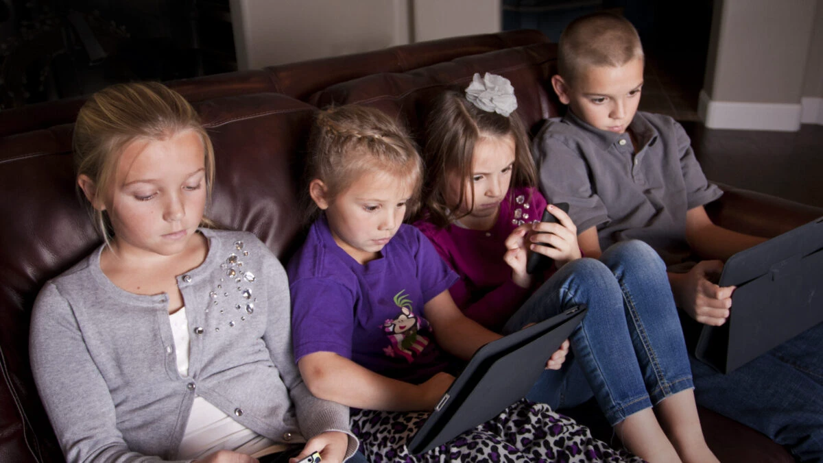 Copilul tău petrece mult timp în fața ecranelor? Care sunt urmările și cum poți controla acest lucru