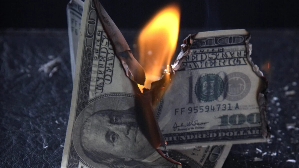 dolar american arzand flacari criza financiara