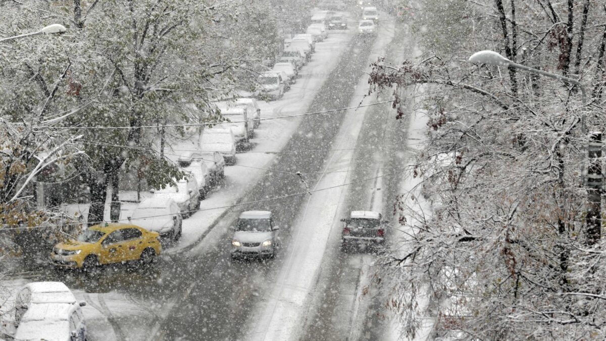 Vremea rea face dezastru în România! Drumurile au fost blocate. Trafic infernal în țară