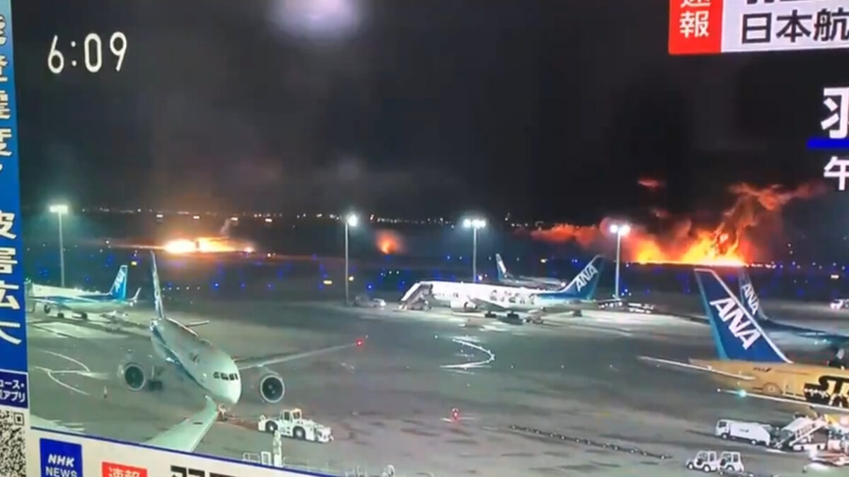Un avion a luat foc la aterizare! Era plin de pasageri. VIDEO