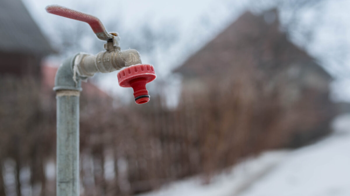 Cum să protejați un robinet exterior de îngheț pe timpul iernii