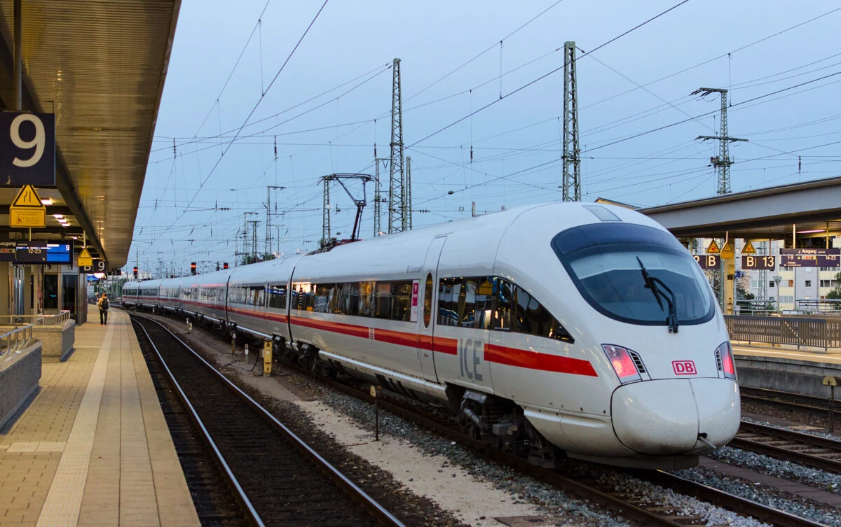 Ursula von der Leyen vrea să dezvolte transportul feroviar în UE: Sistem unic de rezervare