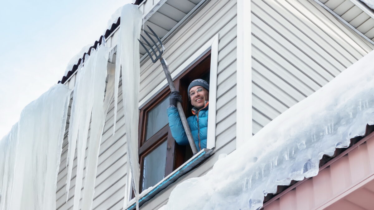 Cum să scăpați de ţurţurii de gheaţă de pe acoperișul casei