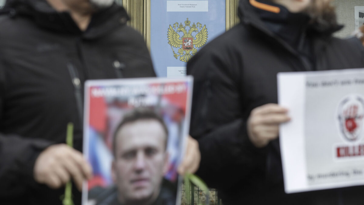 Românii îi aduc un omagiu lui Aleksei Navalnîi la Ambasada Rusiei în România