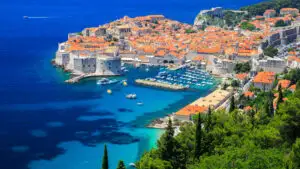 O destinație turistică populară elimină taxele de acces la plajă. Cum a fost primită măsura