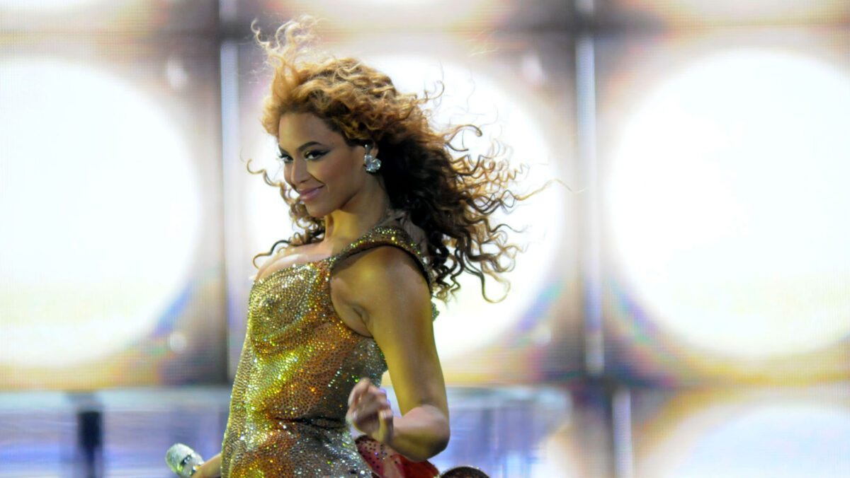 Beyonce face istorie. S-a apucat de muzică country şi a intrat direct în Billboard Hot Country Songs