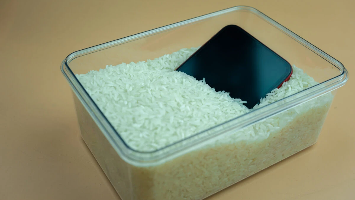 Nu mai băga iPhone-ul ud în orez! Ce poți să faci, în schimb, dacă l-ai scăpat în apă