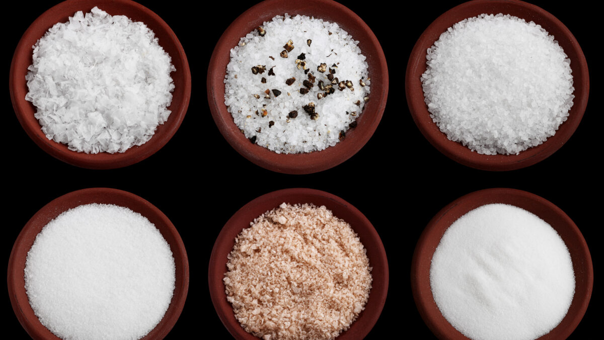 Pericolul la care ne expunem când consumăm prea multă sare. S-a aflat cât rău poate face