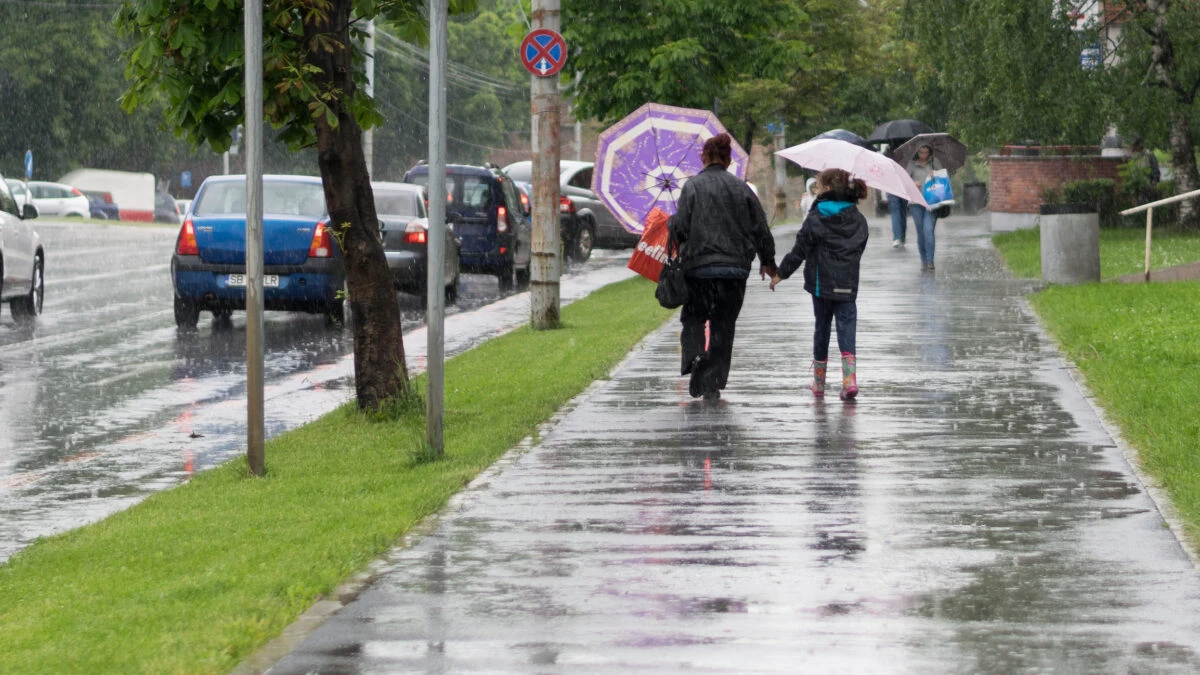 Ciclonul Mediteranean lovește România! Avertizare meteo ANM de ninsori, vânt și ploi
