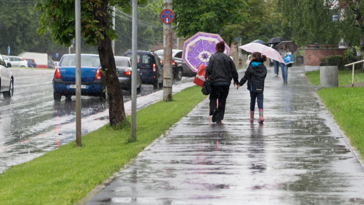 Ciclonul Mediteranean lovește România! Avertizare meteo ANM de ninsori, vânt și ploi