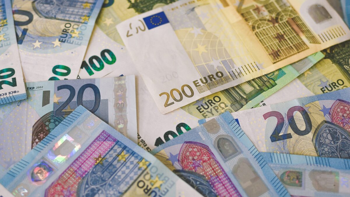 Se dau salarii de peste 2.000 de euro! Creșterea va fi implementată din aprilie